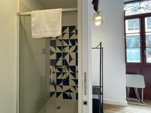 una ducha con puerta de cristal en un baño en Hotelito Boutique Tenerife Guimerá, en Santa Cruz de Tenerife 109 fotos más