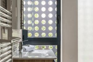 a bathroom with a sink and a window at Maison d'architecte centre Tours jardin, climatisation, parking 5 p in Tours +18 photos