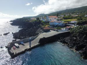eine Luftansicht einer Stadt an einer felsigen Küste in der Unterkunft Casa de São João in São João