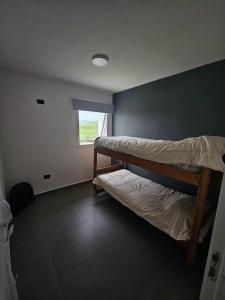 Un dormitorio con dos literas y una ventana. en CountryHome Tierra Alta, en Villa San Nicolás 28 fotos más