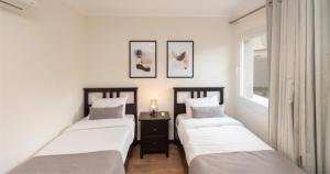 Un pat sau paturi într-o cameră la Deluxe Ocean Apartment Heliopolis +11 fotografii