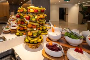 una linea di buffet con frutta e verdura in esposizione di Rayelin Hotel Old Town a Istanbul