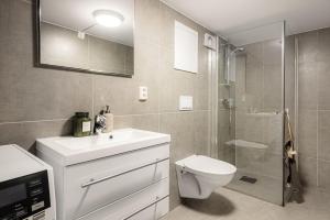 ein Badezimmer mit Toilette, Waschbecken und Dusche in der Unterkunft Nordnes Apartment in Bergen