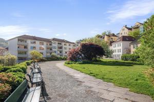 eine Reihe von Bänken vor einem Gebäude in der Unterkunft Nordnes Apartment in Bergen