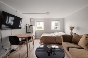 ein Wohnzimmer mit Sofa und Tisch in der Unterkunft Nordnes Apartment in Bergen