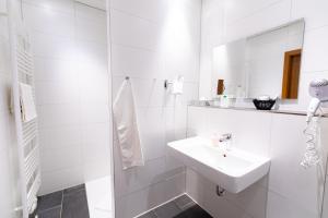 Koupelna v ubytování Hotel Darstein + 36 fotografií