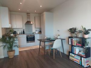 Η κουζίνα ή μικρή κουζίνα στο Modern Flat Close to Heathrow Airport & Central London +6 φωτογραφίες