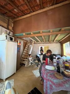 een man en een vrouw aan een tafel in een tent bij Canto da Águia in Ouro Preto