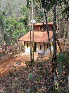 een huis midden in een bos bij Canto da Águia in Ouro Preto
