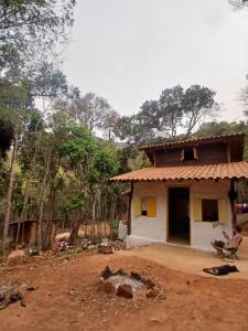 een klein huis midden in een modderveld bij Canto da Águia in Ouro Preto
