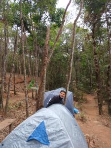 Een vrouw zit in een tent in het bos. bij Canto da Águia in Ouro Preto +1 foto