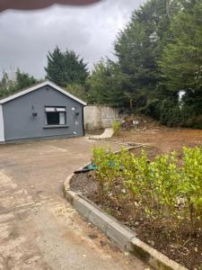 卡舍尔The Cottage Greenacre House, Carrow, Dualla, Cashel, County Tipperary E25T672的院子中带窗户的小房子