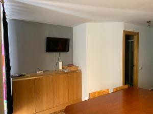 A television and/or entertainment centre at tranquilo y buena naturaleza