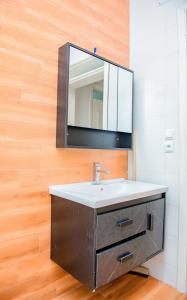 un baño con lavabo y espejo en Prime Luxury Apartments, en Kigali