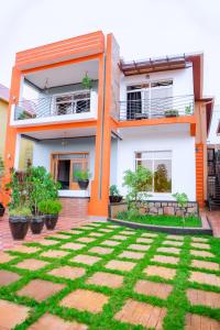 una casa con un jardín delante de ella en Prime Luxury Apartments, en Kigali