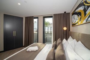 una camera da letto con un letto grande con cuscini bianchi di Rayelin Hotel Old Town a Istanbul