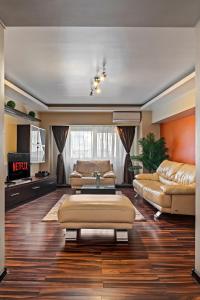 Una sala de estar con dos sofás y un televisor. en 4 Rooms Unirii 47, en Bucarest