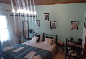 Кровать или кровати в номере Studio Despoina