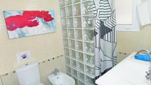 A bathroom at Carmen Seaview & Beach - Apartment Még 37 kép