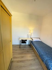 a small room with a bed and a desk at La Casa di Enea in Rome