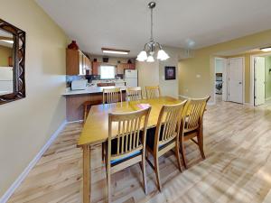 Una cocina y un comedor con mesa y sillas de madera. en Star Gazing Whispering Pines 644, en Pigeon Forge