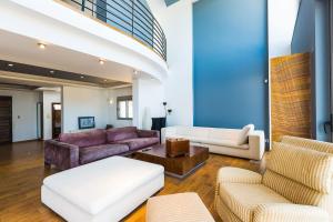 un salon avec deux canapés et un canapé dans l'établissement Villa O2 With Private Heated Pool, à Gállos