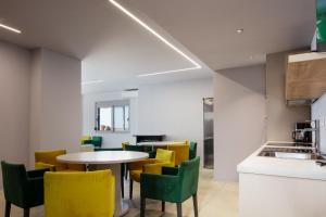 une salle à manger avec une table et des chaises dans l'établissement Villa O2 With Private Heated Pool, à Gállos