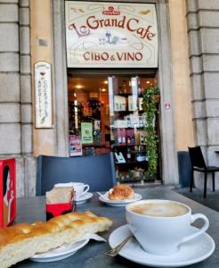 una mesa con una taza de café y un cruasán en Dalla Laretta di fronte all Acquario di Genova, en Génova 14 fotos más