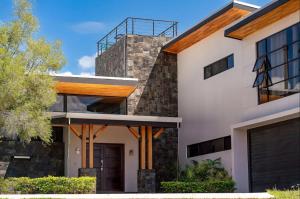 una imagen de una casa con un edificio en Casa Turrialba, en Turrialba
