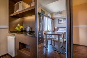 eine kleine Küche mit Tisch und Esszimmer in der Unterkunft Up Viamonte Hotel in Buenos Aires