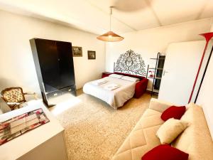 a living room with a bed and a couch at Appartamento nel centro storico di Tuscania - Il Moro in Tuscania