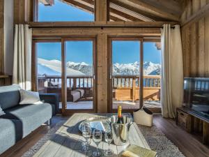 クールシュヴェルにあるChalet 5 étoiles près des pistes avec jacuzzi et sauna - FR-1-562-11の雪に覆われた山々の景色を望むリビングルーム +3枚の写真