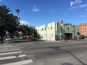 una calle vacía en una ciudad con un edificio en Roxy Hotel en Los Ángeles