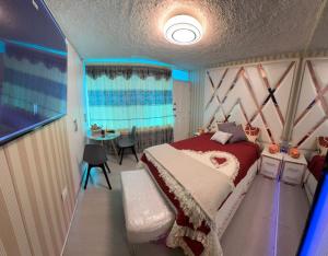 En eller flere senge i et værelse på Gold House Oro