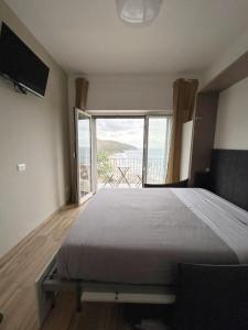 Postel nebo postele na pokoji v ubytování Cristalli di mare room