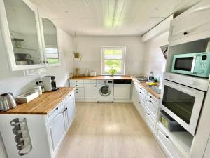 Kitchen o kitchenette sa Schöne Ferienwohnung mitten im Pfälzerwaldgebiet