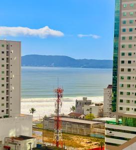 イタペマにあるApartamento vista mar, 2 quartos e garagemの街から見た海の景色