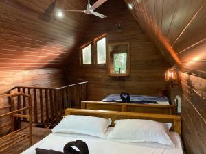 una camera con due letti in una baita di legno di Sigiri Lodge Tree House a Sigiriya