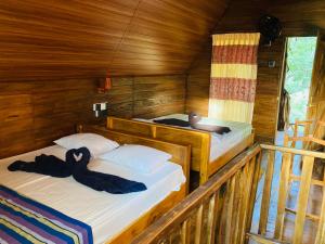 Letto o letti in una camera di Sigiri Lodge Tree House