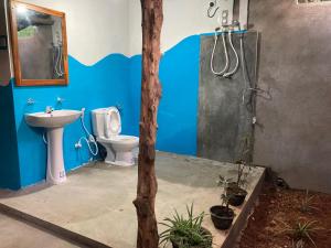 un bagno con lavandino, wc e doccia di Sigiri Lodge Tree House a Sigiriya