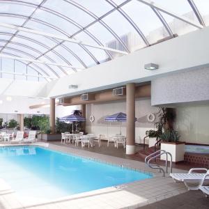 een zwembad in een hotel met een glazen plafond bij Radisson Hotel Bismarck in Bismarck