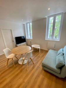 a living room with a table and a couch at T2 échappée belle Albi in Albi