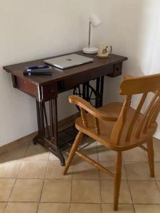 a wooden desk with a chair and a laptop on it at Évasion en Provence Bas de Villa avec Jardin & Vignes, Soleil & Fraîcheur in Les-Pennes-Mirabeau
