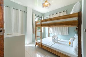 Ένα ή περισσότερα κρεβάτια σε δωμάτιο στο Bijunas Homestay
