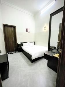 Postel nebo postele na pokoji v ubytování Hotel Leonda-gần chợ đêm-near the night market