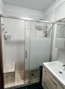 Ein Badezimmer in der Unterkunft Elegant and Peaceful Aparments with Pool and Garden
