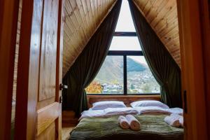 Postel nebo postele na pokoji v ubytování Hillside Kazbegi