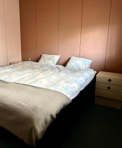 Una cama grande con dos almohadas encima. en Kaamos Old House, en Rovaniemi