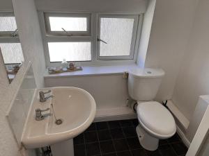 Et badeværelse på Second Floor 3 bedroom flat in the town centre