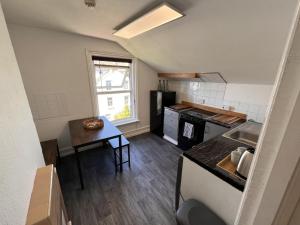 Køkken eller tekøkken på Second Floor 3 bedroom flat in the town centre + 4 billeder